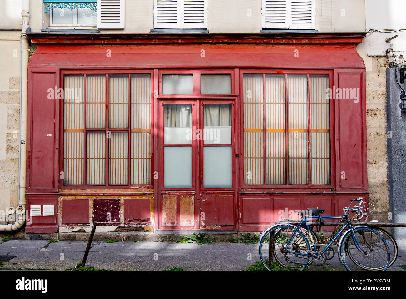 Alte Rot shop Front in Paris. Stockfoto