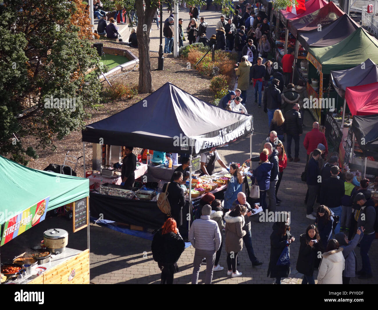 Geschäftigen Markt mit Ständen für Indische, Deutsch und viele weitere Arten von Lebensmitteln zum Verkauf Stockfoto