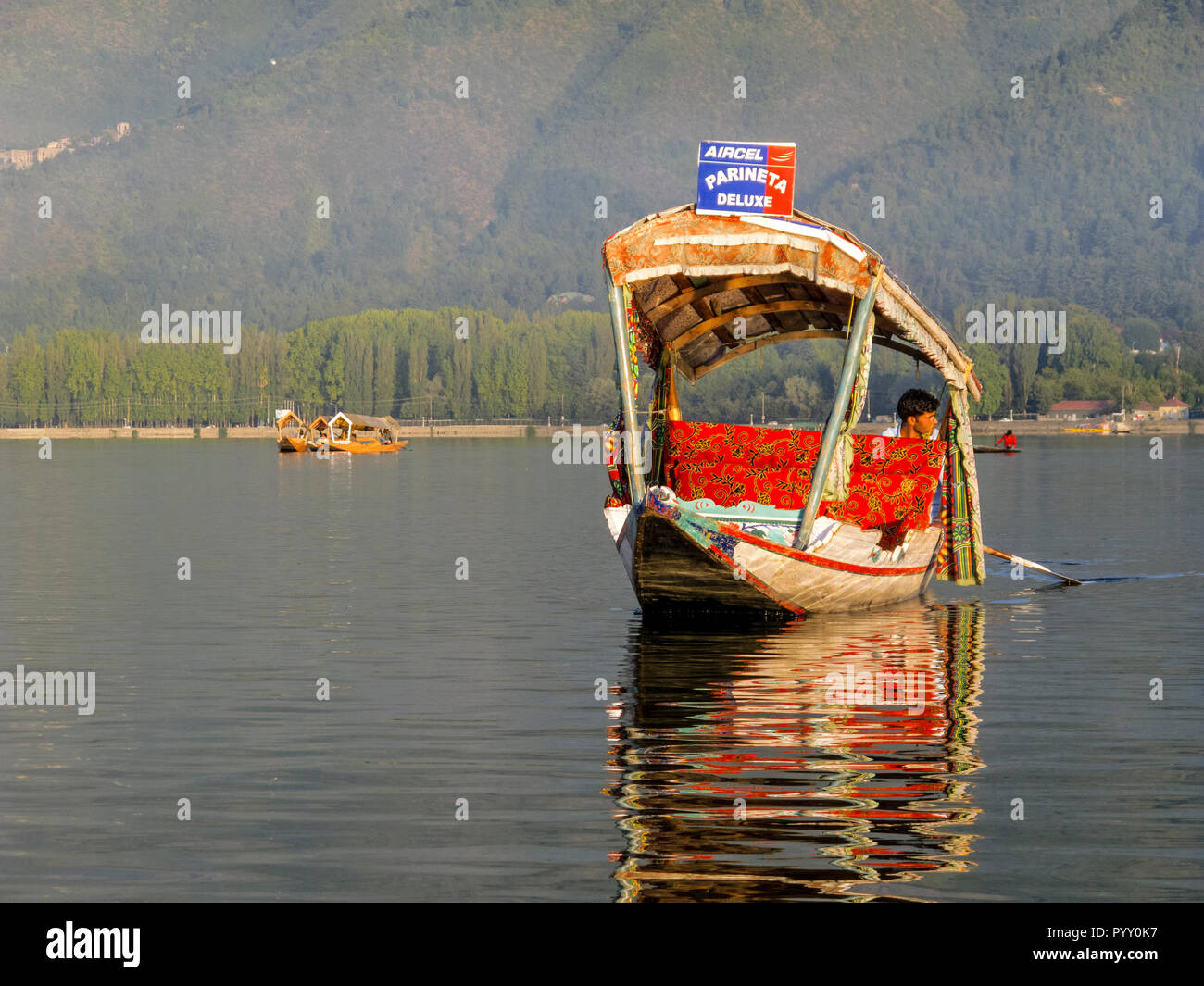 Komfortable shikaras sind bekannt für eine entspannte bootride am Dal Lake Stockfoto