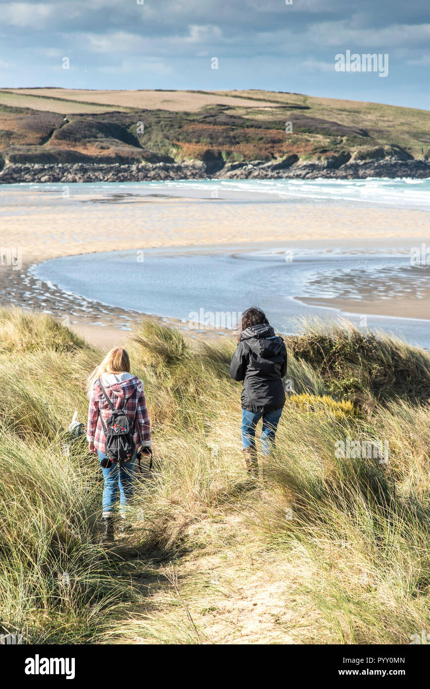 Wanderer auf einem Trail auf Sand Dünen mit Blick auf Crantock Beach in Newquay in Cornwall. Stockfoto