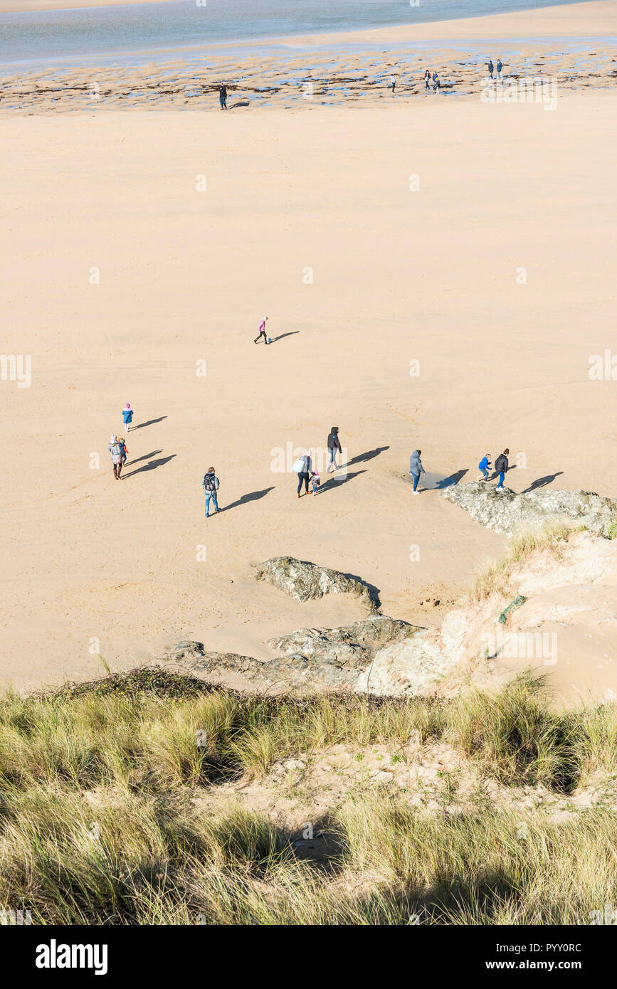 Menschen zu Fuß auf Crantock Beach in Newquay in Cornwall. Stockfoto