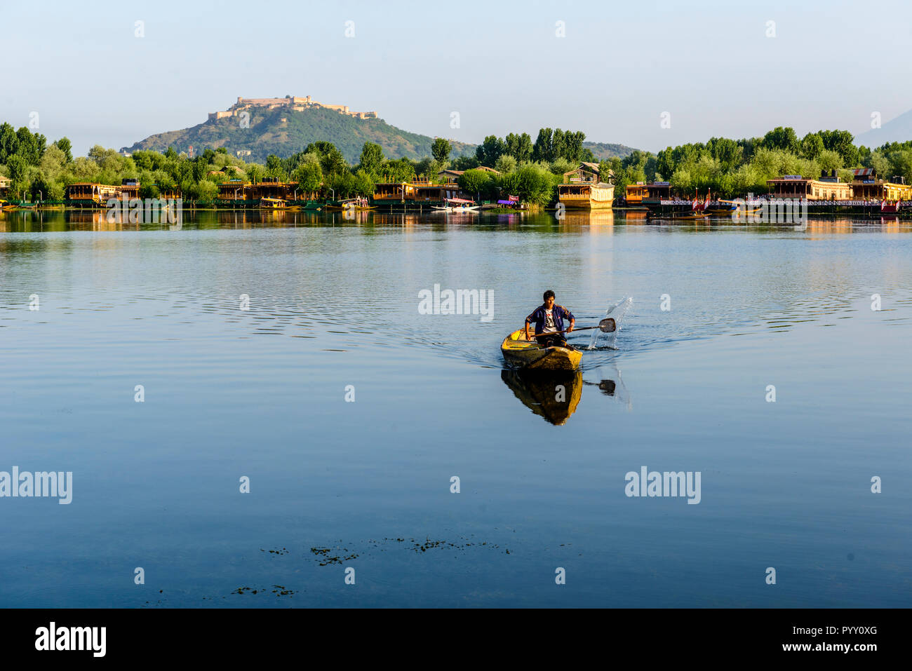 Shikaras sind die gemeinsame Beförderung von Personen und Gütern auf Dal Lake. Hausboote zum Mieten und Durrani Fort auf Hari Parbat Hill sind in der backgroun gesehen Stockfoto