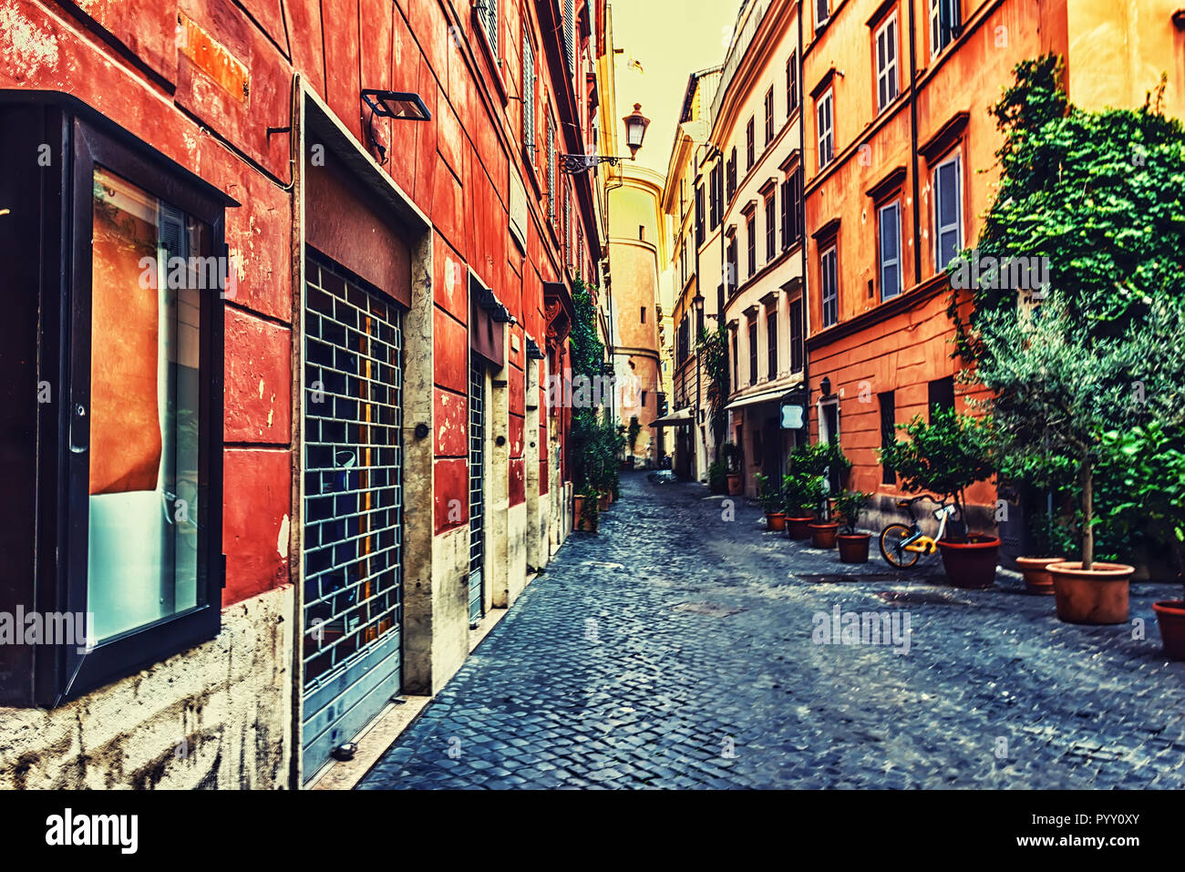 Italienische Straße mit Fassade, Garagen, Blumentöpfen und hellen Gebäude Stockfoto