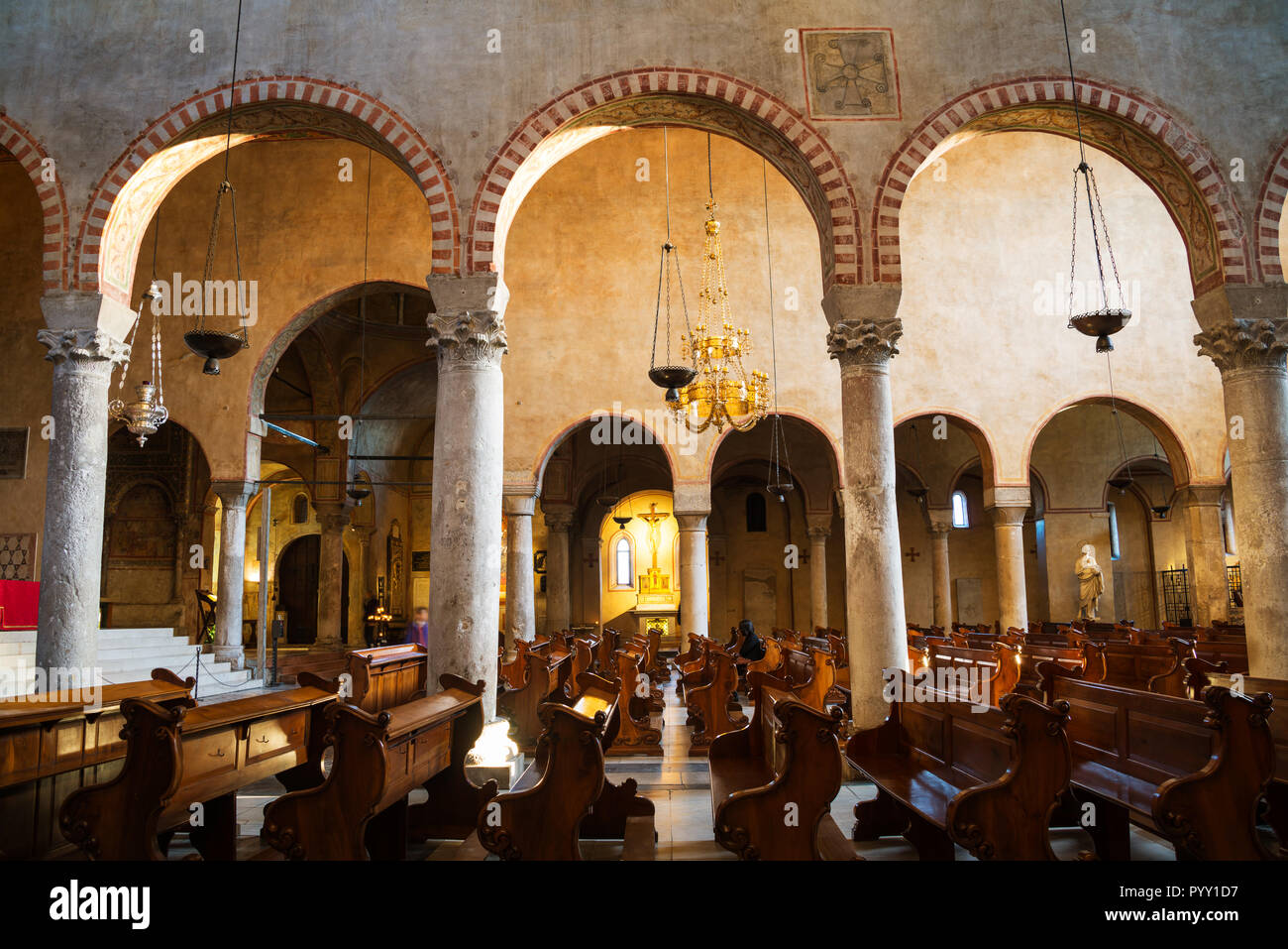 Triest, Italien - 1. MÄRZ 2016: In der Römisch-katholischen Kathedrale St. Justus gewidmet. Beliebte Sehenswürdigkeiten. Bögen mit Zeilen und Menschen Stockfoto