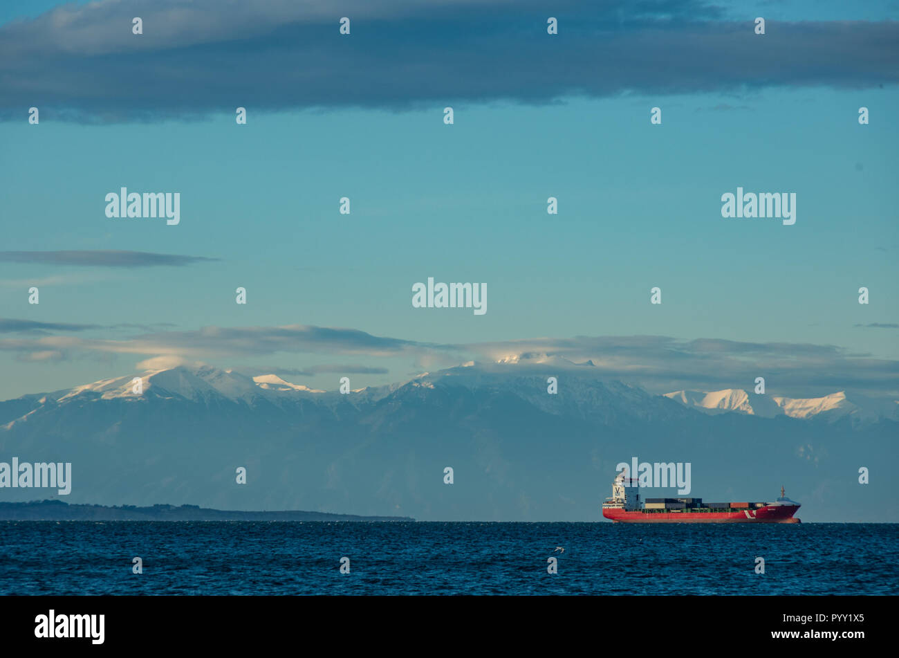 Schiff in der Bucht von Thessaloniki in Anchorage. Während die schneebedeckten Gipfel des Olymp Berg auf Hintergrund, Griechenland Stockfoto