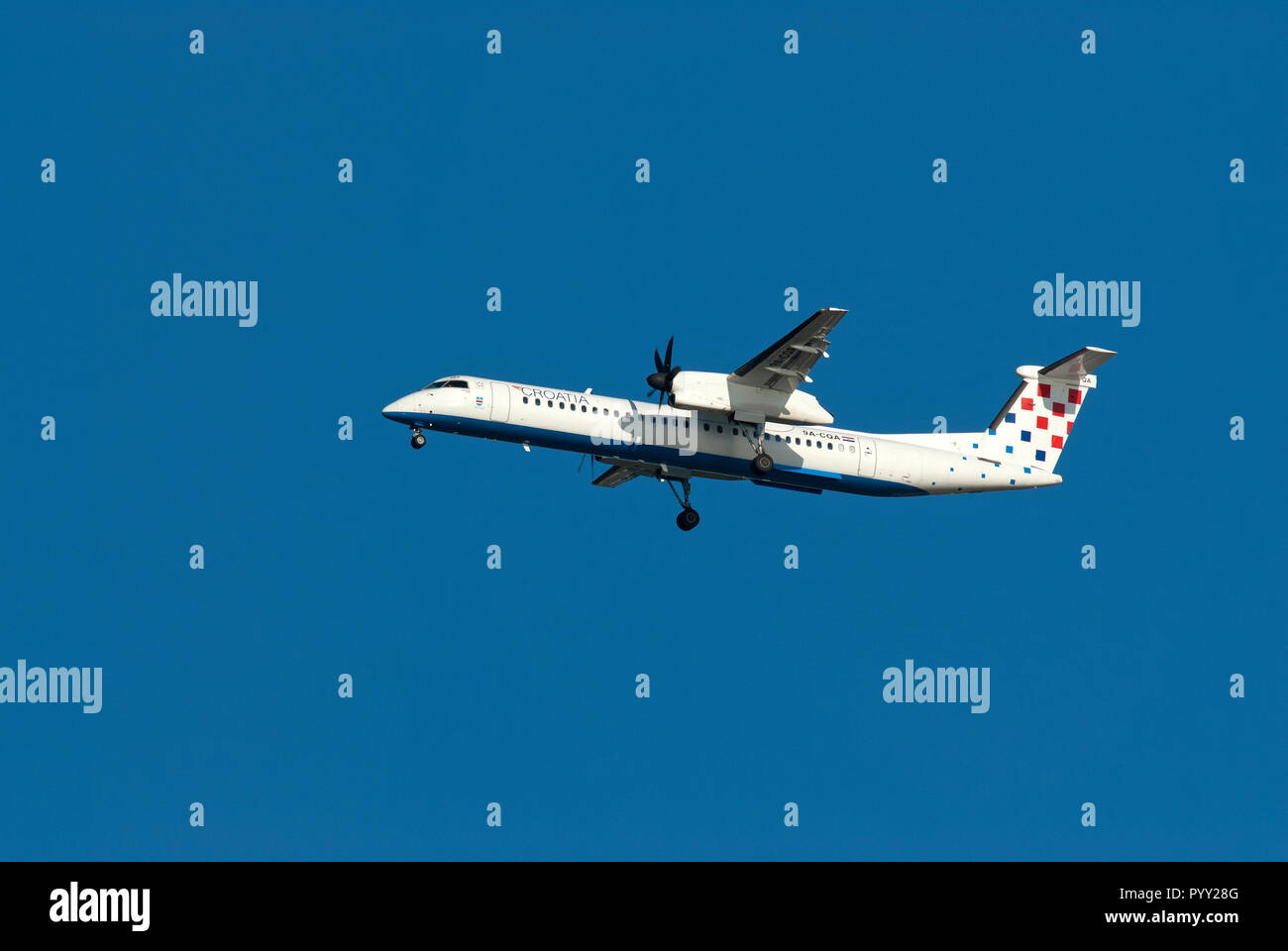 Croatia Airlines Bombardier Dash 8 Q400 9 A - QUELLEN FÜR DIE im Flug in der Nähe von Fiumicino, Rom, Latium, Italien Stockfoto