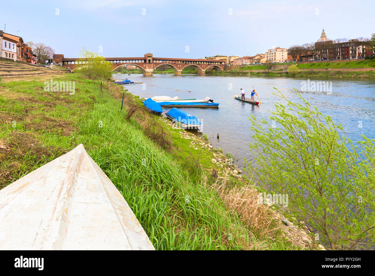 Ein Boot navigiert den Ticino. Pavia, Provinz Pavia, Lombardei, Italien, Europa. Stockfoto