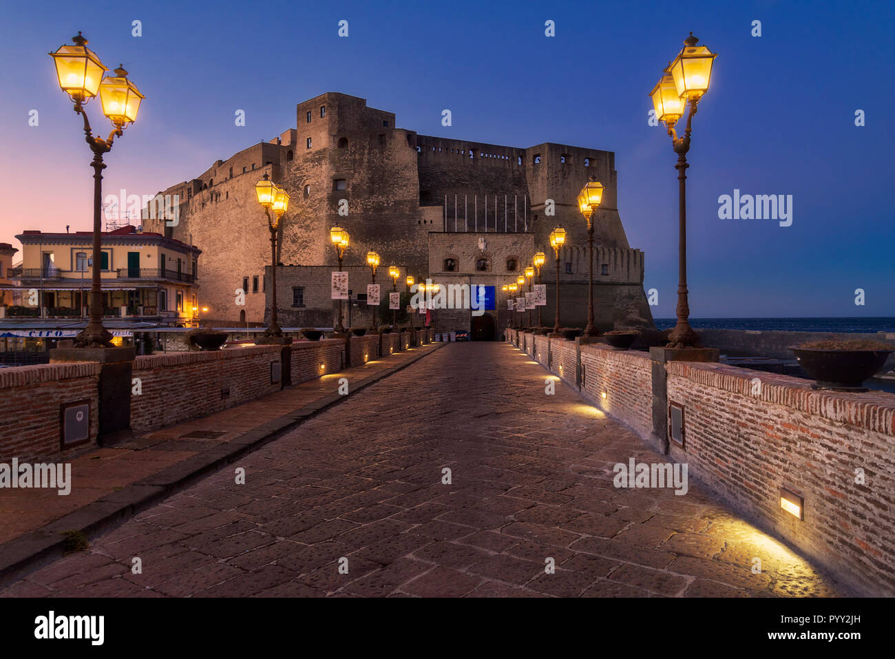 Castel OVO (Ei Schloss) eine mittelalterliche Festung in der Bucht von Neapel, Italien. Stockfoto
