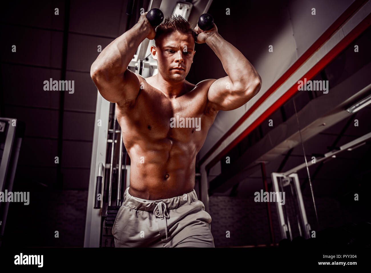 Schöner mann Trainieren tun Abdominal- Übung in der Turnhalle. Stockfoto