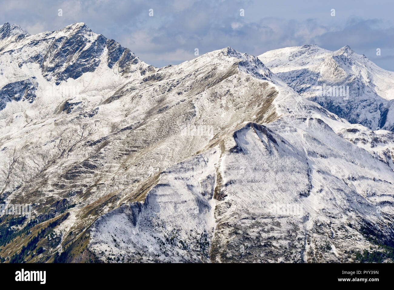 Blick entlang der Großglockner Hochalpenstraße bis leicht schneebedeckten Berge, Nationalpark Hohe Tauern, Kärnten, Österreich Stockfoto