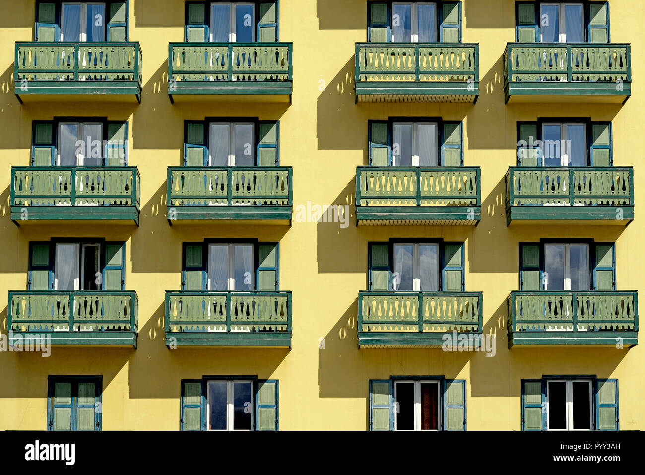 Gelbes Gebäude Fassade und Balkonen, Hintergrundbild, Misurina, Provinz Belluno, Italien Stockfoto
