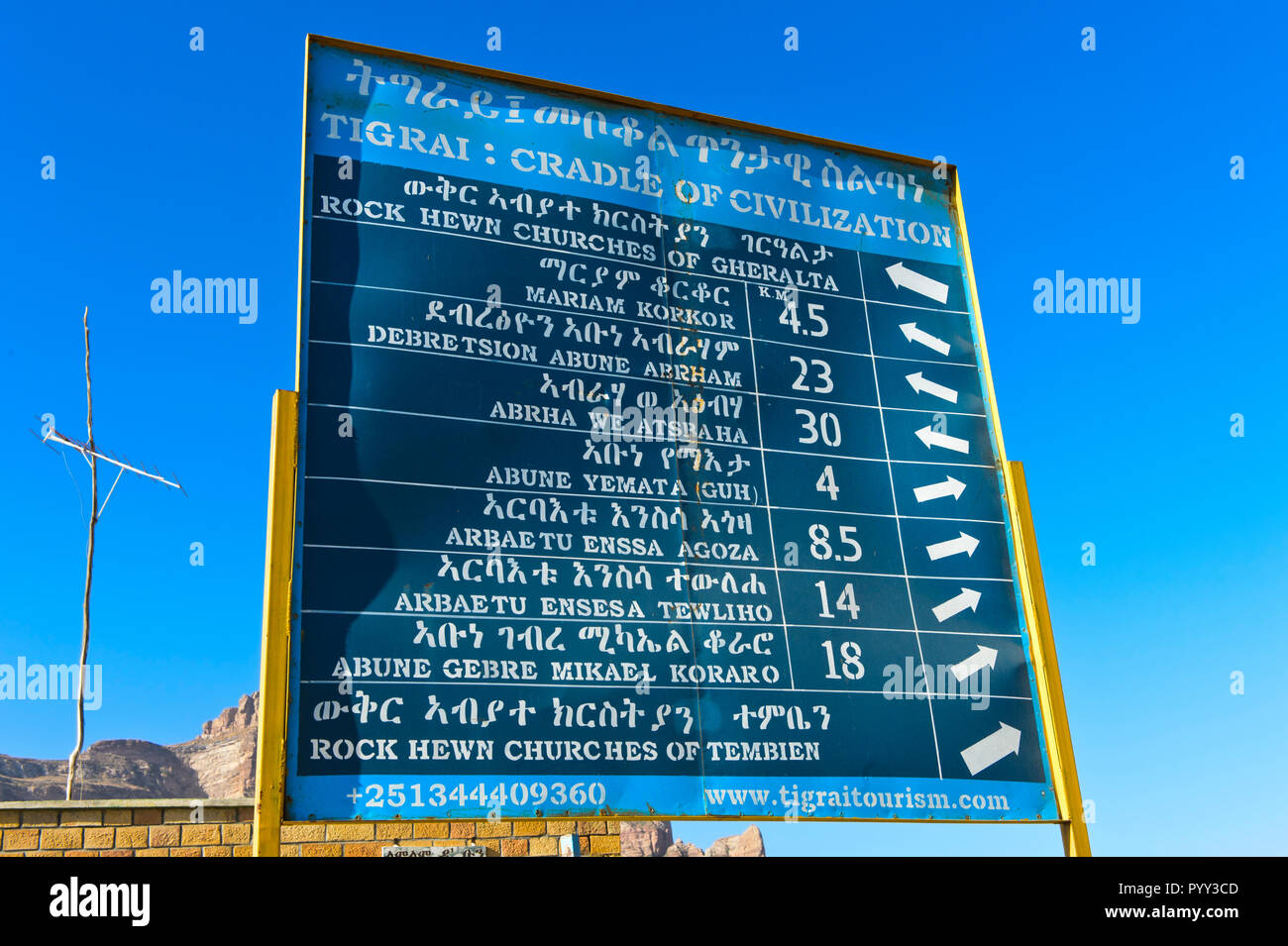 Zweisprachige Wegweiser in Deutsch und Amharisch, rock Kirchen in der Region, Gheralta Hawzien, Tigray, Äthiopien Stockfoto