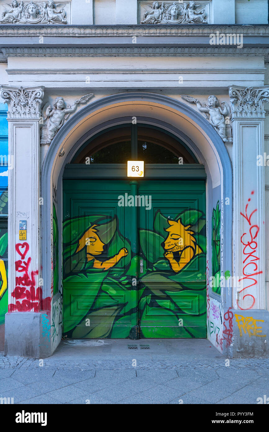 Graffiti an einem Haus Eingang des 19. Jahrhunderts, Kreuzberg, Berlin, Deutschland Stockfoto