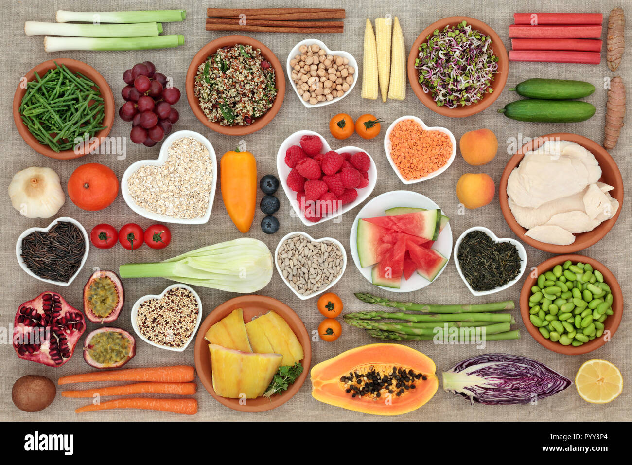 Super Food Konzept für gesundes Essen mit Huhn, Makrele, Getreide, Müsli, Obst, Gemüse, Kräuter und Gewürze mit Lebensmitteln. Stockfoto