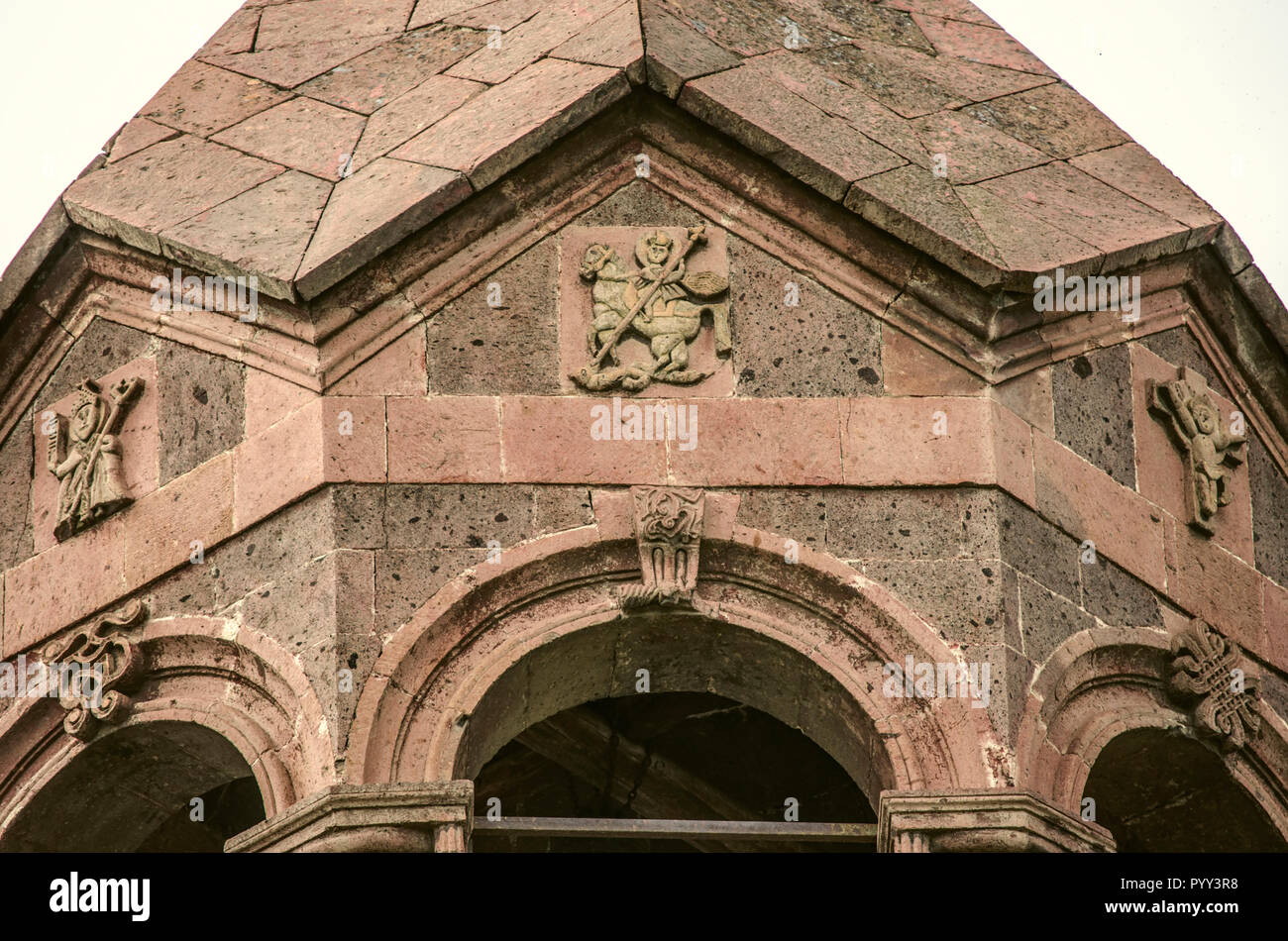 Teil der Stein achteckigen Dach auf den Kirchturm der Kirche des hl. Mesrop Mashtots mit relief Heiligenfiguren im Dorf Oshakan Stockfoto