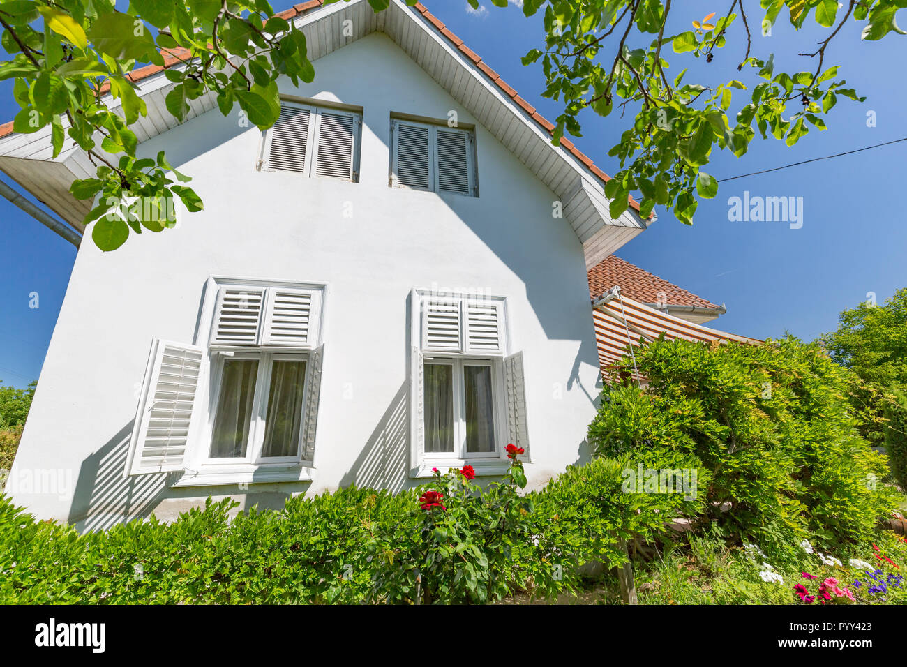 North American Home in den Vorstädten. Grüne Bäume rund um das Haus Stockfoto
