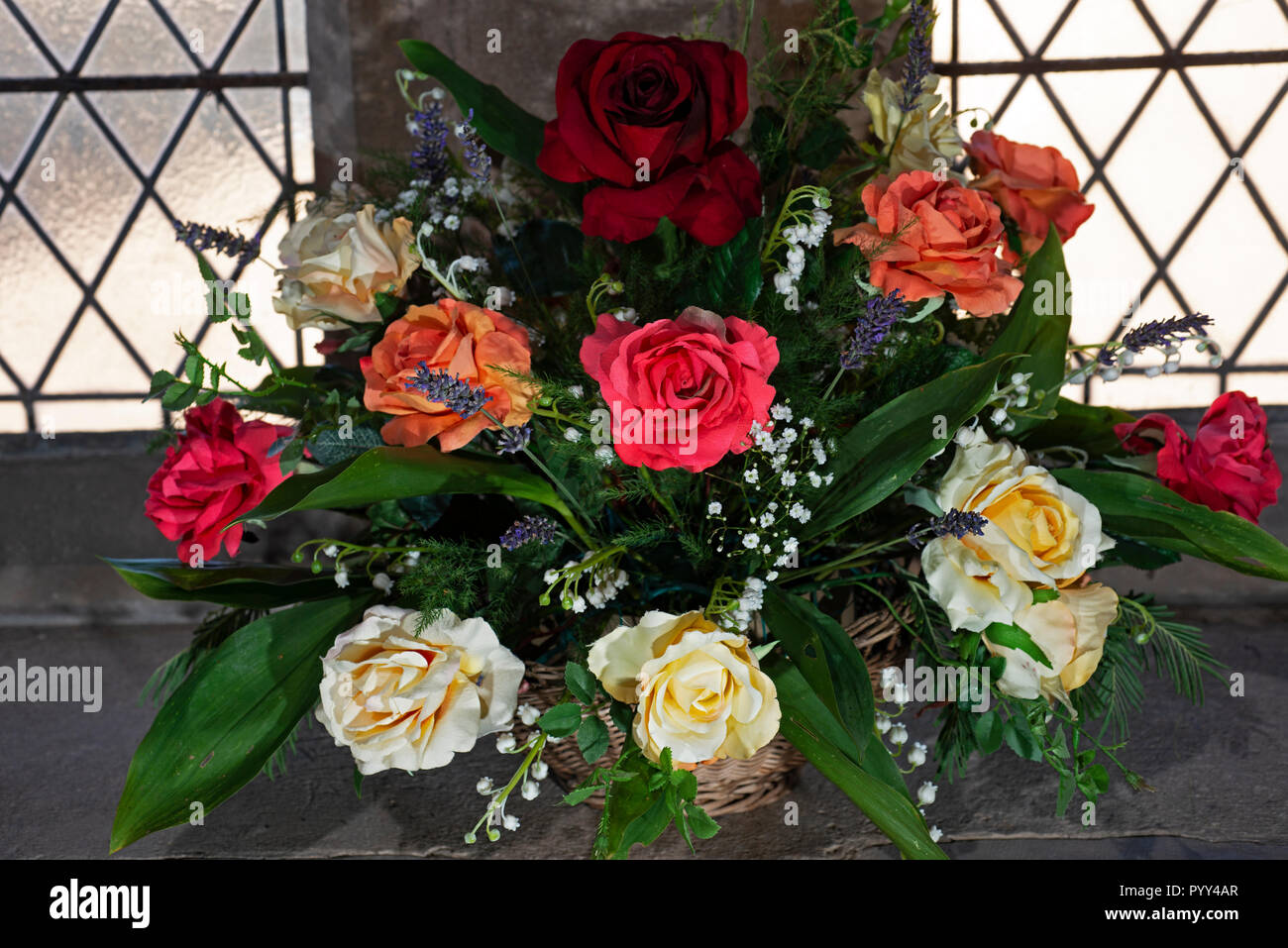 Kunstseide Rosen in einer Kirche Stockfoto