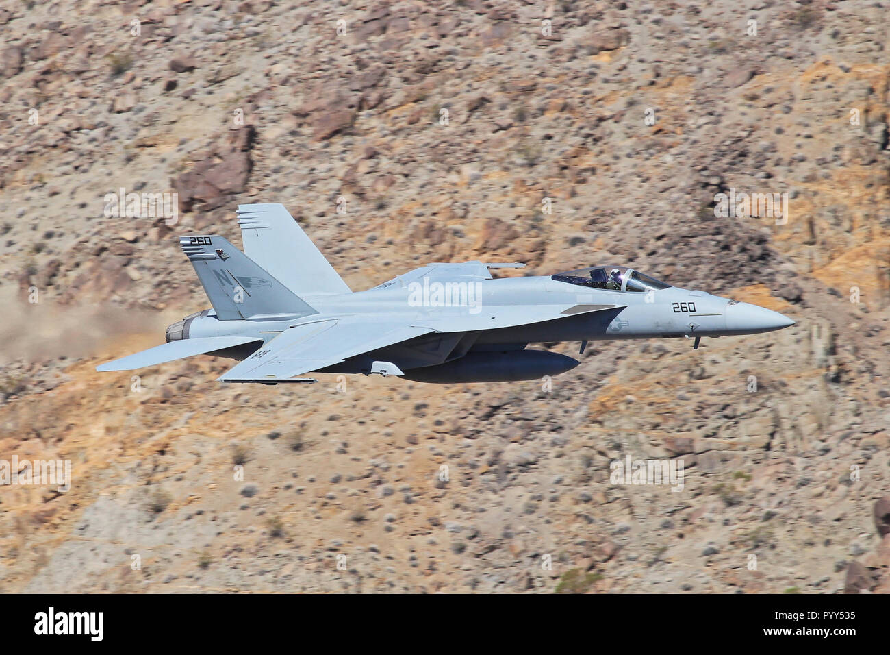 Boeing F/A-18E Super Hornet, geflogen von der US Navy-Staffel VFA-122 „Flying Eagles“ von NAS Lemore im Death Valley im Jahr 2016 Stockfoto