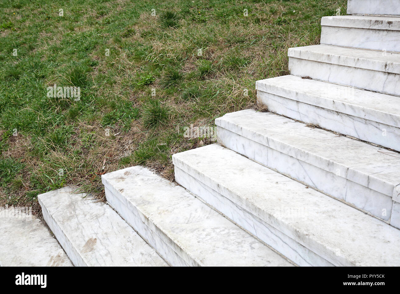 Weißer Marmor Stein Treppen in Park Stockfoto
