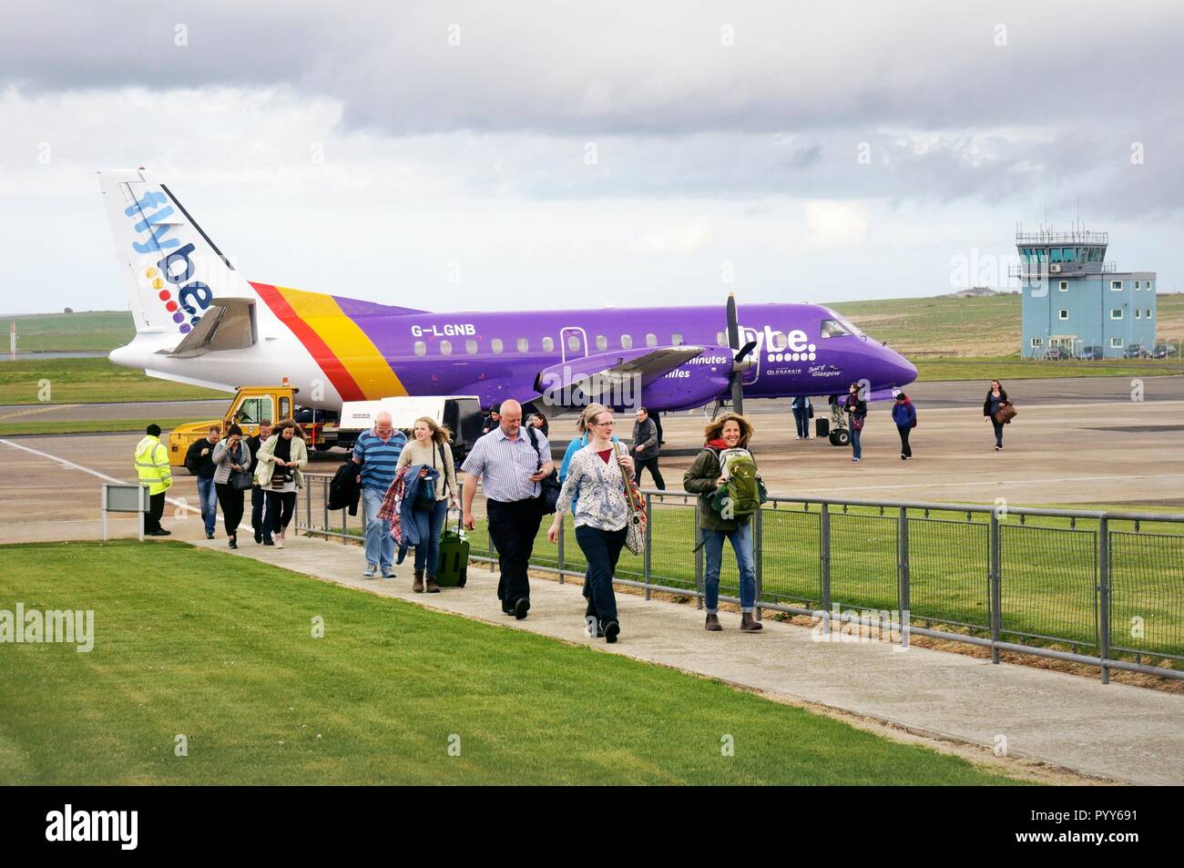 Flybe Passagierflugzeug prop Flugzeug Flugzeug auf der Landebahn schürze Passagiere bei Ankunft am Flughafen Kirwall, Orkney Inseln, Schottland, Großbritannien anreisen Stockfoto