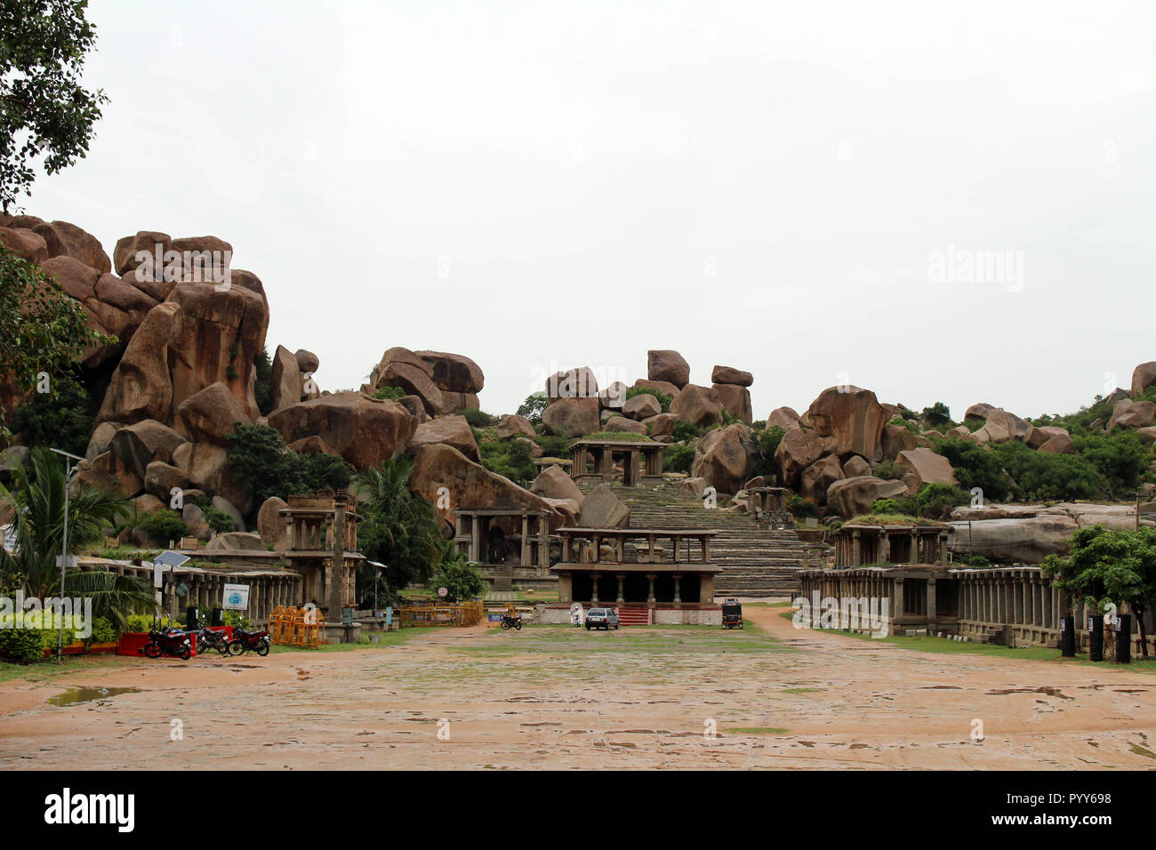 Ein Tempel am Fuße der Matanga Hill. Es gibt einen weiteren Tempel. In Hampi, Indien, August 2018. Stockfoto