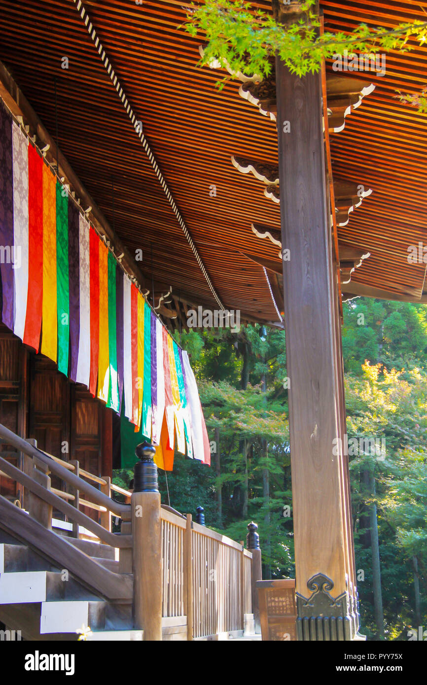 Kyoto, Japan - 2010: Traditionelle Farben bei Goe-Dō (Founder's Hall) im Tempel Eikando Stockfoto