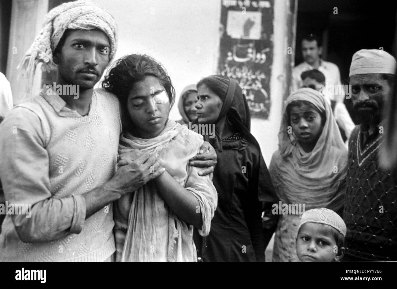 Mann mit Augenverband der Ehefrau beschädigt , Union Carbide Gasleck , Bhopal , Madhya Pradesh , Indien , Asien , Ein altes, altes 1984-jähriges Bild Stockfoto