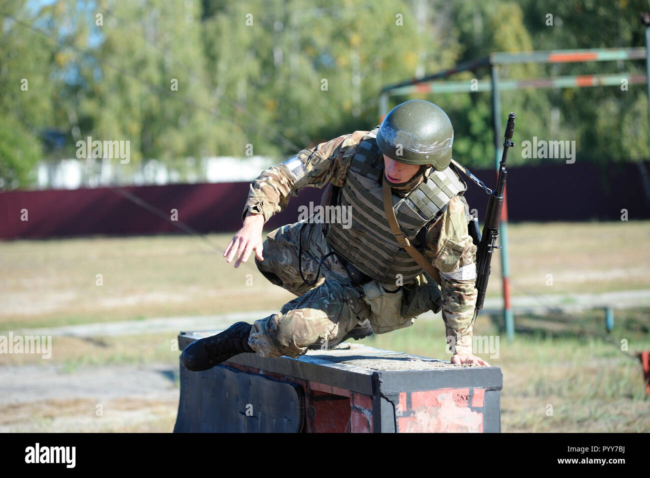 Auf einem Truppenübungsplatz, Hindernisparcours: Ukrainische Soldaten über Hindernisse springen. Oktober 18, 2018. Novo-Petrivtsi Militärbasis, Ukraine Stockfoto