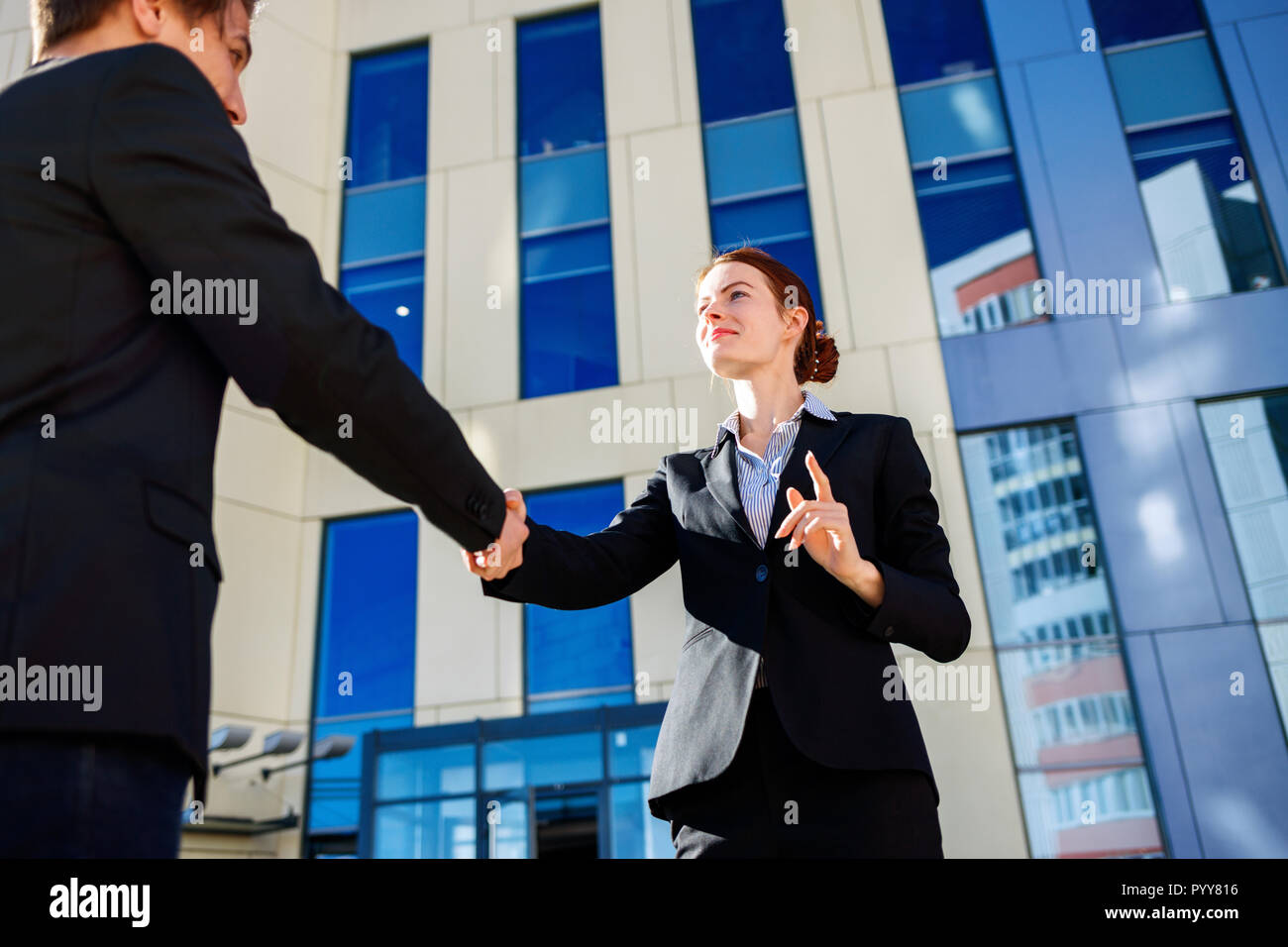 Für Frau und Mann die Hände schütteln im Freien. Die Zusammenarbeit von Unternehmen Konzept Stockfoto