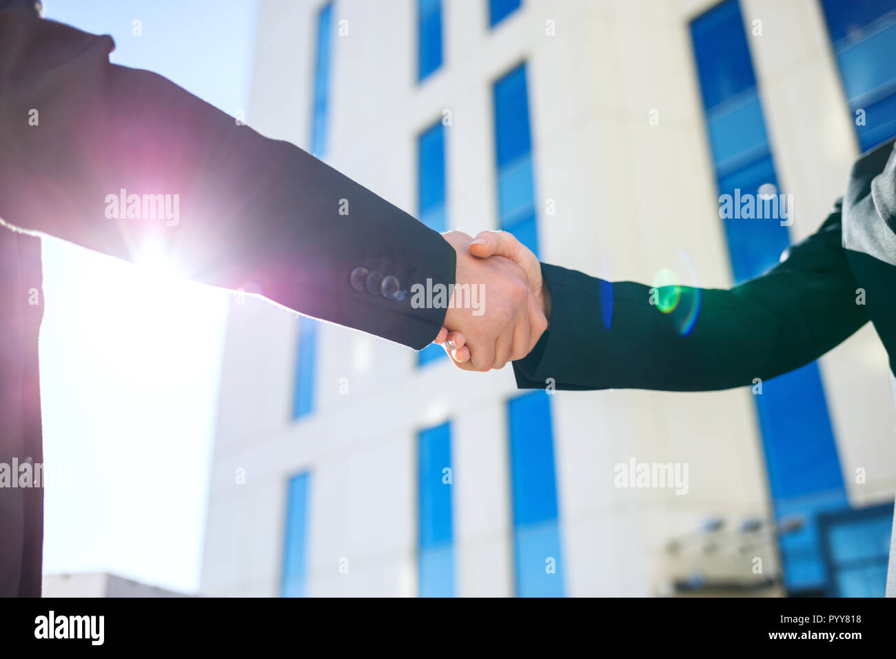 Handshake von Geschäftsleuten über die Stadt Gebäude Hintergrund. Stockfoto