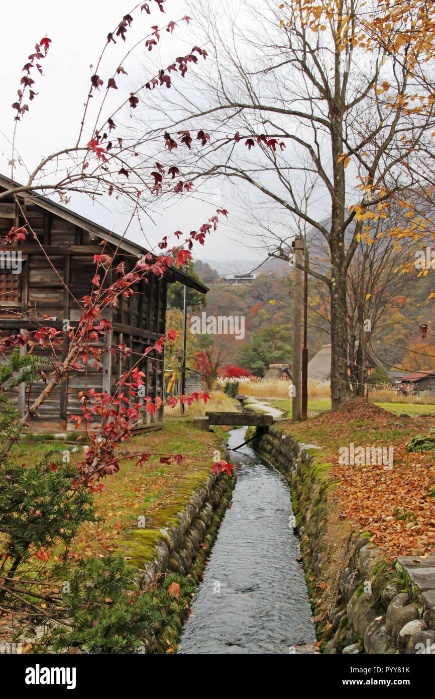 Kanal entlang Shirakawago Dorf Stockfoto
