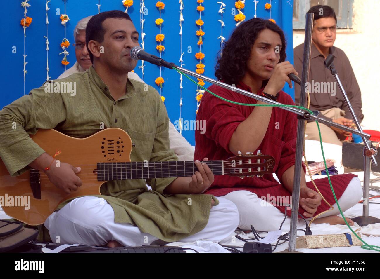 Männer meditation Singen in Arthur Straße Gefängnis, Mumbai, Maharashtra, Indien, Asien Stockfoto