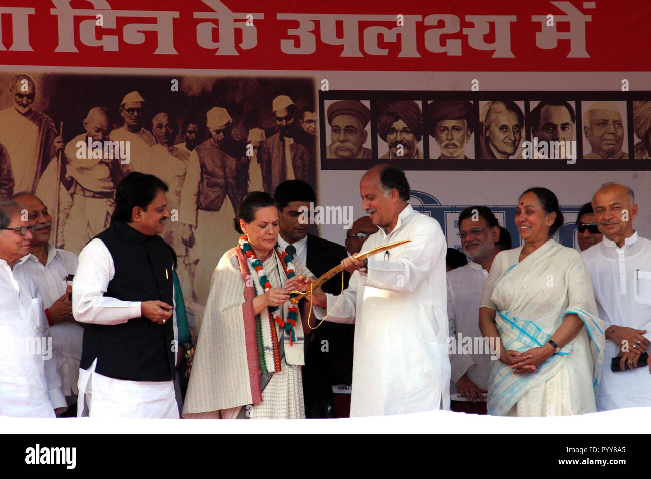 Gurudas Kamat präsentiert Schwert zu Sonia Gandhi, Shivaji Park, Mumbai, Maharashtra, Indien, Asien Stockfoto