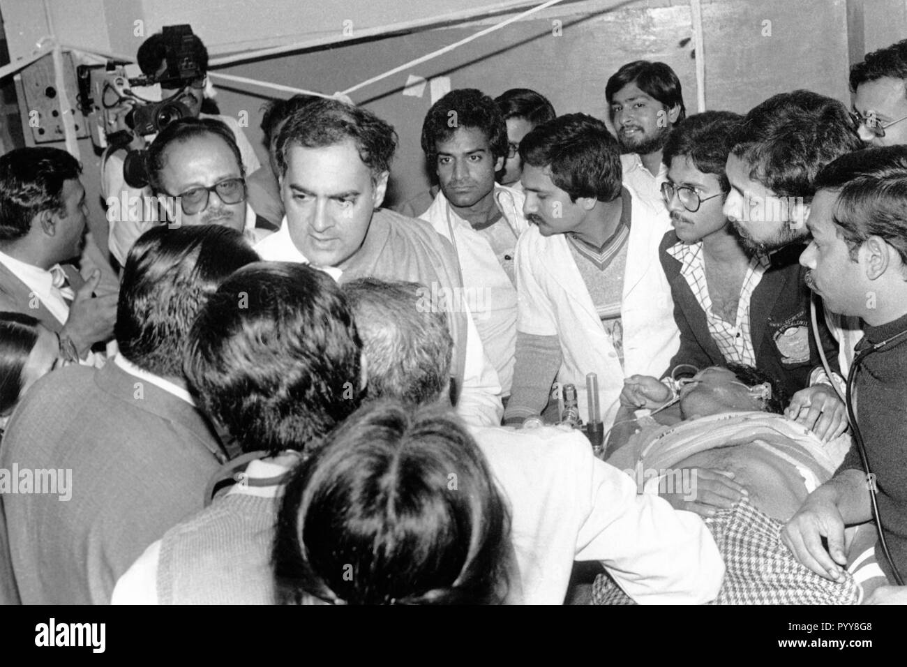 Rajiv Gandhi im Krankenhaus im Gespräch mit Ärzten Bhopal Madhya Pradesh Indien 1984 s Stockfoto