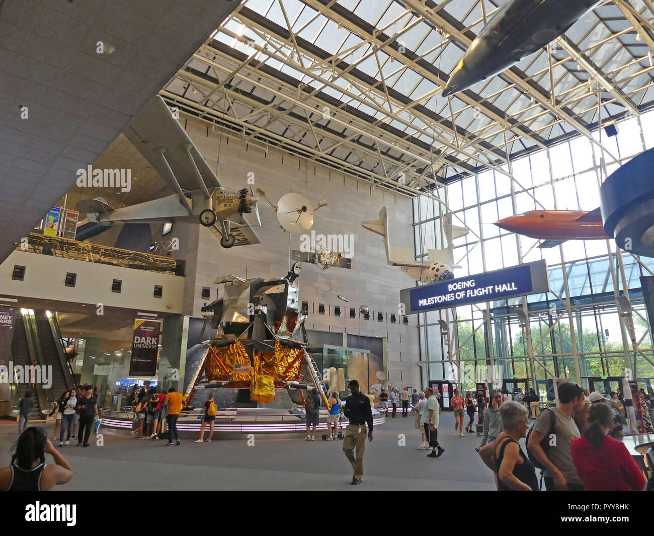 SMITHSONIAN National Air und Space Museum auf der National Mall in Washington, D.C. mit ion Lindbergh's Geist von St. Louis oben links. Foto: Tony Gale Stockfoto
