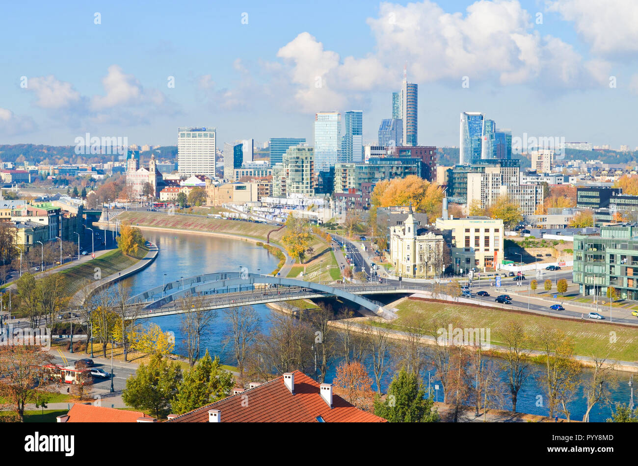 Vilnius Die Hauptstadt Von Litauen Malerischen Antenne Panorama Des Modernen Business Finanzviertel Architektur Gebaude Mit Fluss Und Brucke Stockfotografie Alamy