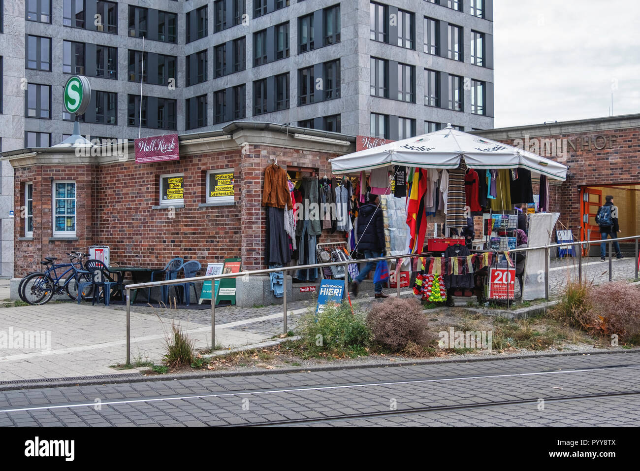 Wand Kiosk am Nordbahnhof S-Bahn verkauft Kleidung, Postkarten und Andenken, Mitte, Berlin Stockfoto