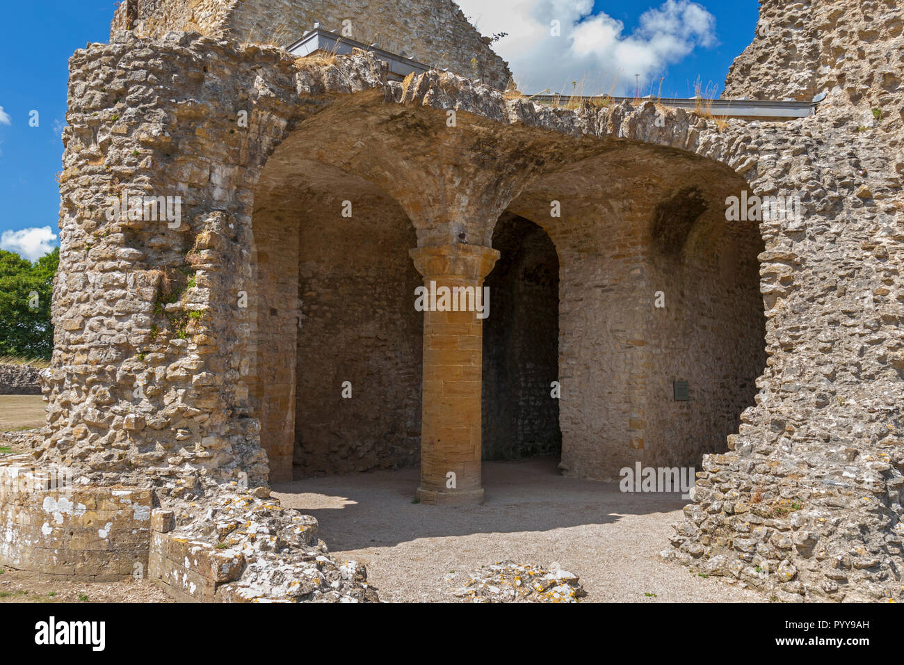 Eine Spalte dating von 1592 an der 12. Jahrhundert Ruinen von Sherborne Old Castle einmal vermietet an Sir Walter Raleigh, Dorset, England, Großbritannien Stockfoto