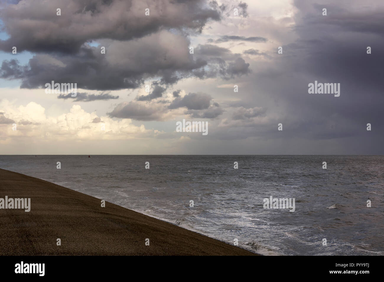 Blick auf das Wattenmeer, Texel, Niederlande in der Nähe von dem Dorf Oudeschild. Es war ein Abend auf dem Deich im Herbst mit Sturm und Regen. Stockfoto