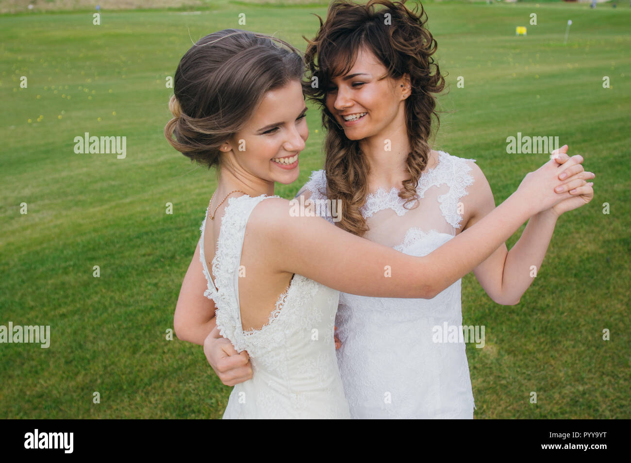 Zwei schöne Frauen tanzen auf den grünen Bereich des Golf Club Stockfoto