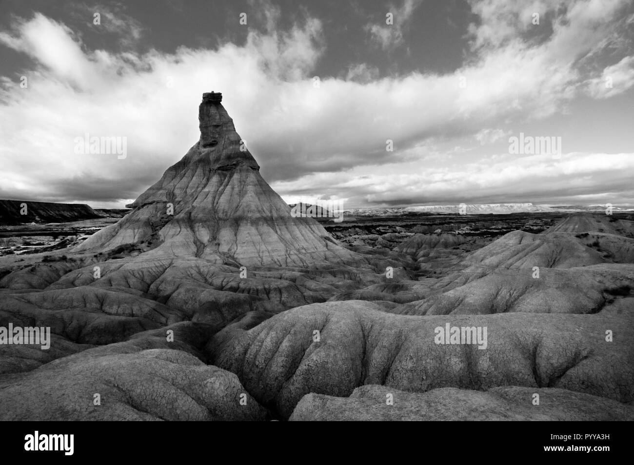 Schwarze und weiße Landschaft der berühmten Hügel Cabezo Castildetierra im Parque Natural de Bardenas Reales de Navarra Stockfoto