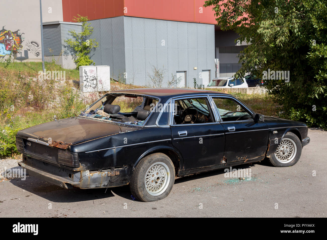 Verlassen auf der Straße Rusty Daimler Six/Jaguar XJR mit kaputter Windschutzscheibe Stockfoto