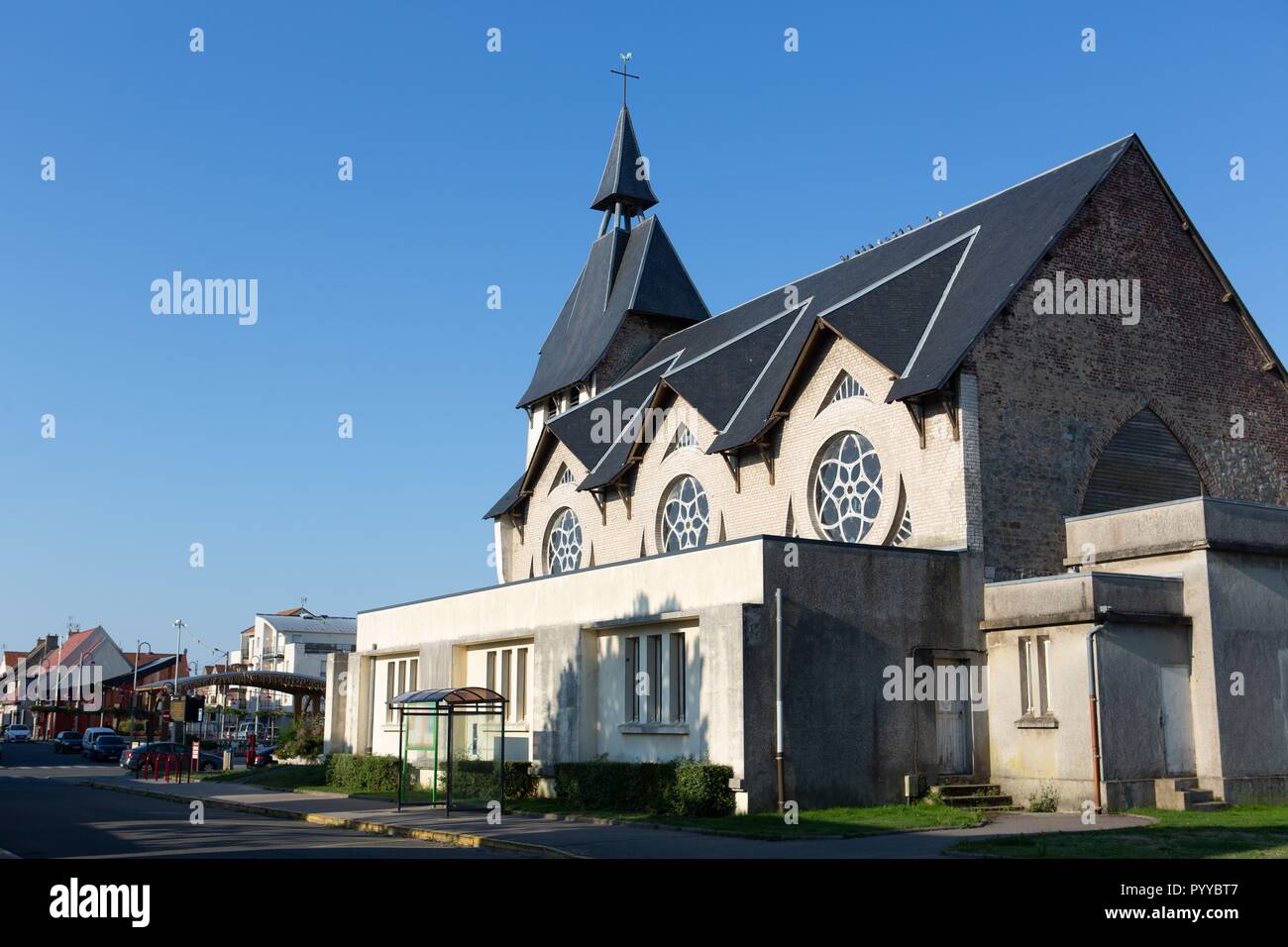 Frankreich, Region Hauts de Frankreich, Nord-Pas-de-Calais", Cote d'Opale, Berck Strand, Avenue de la Plage, Notre Dame Flots Kirche Stockfoto