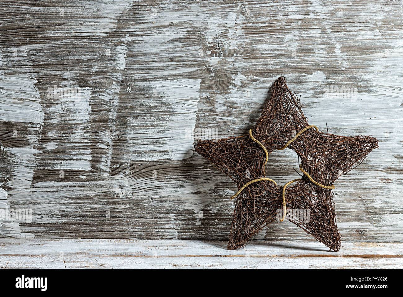 Weihnachten Stern auf alten Vintage Holztisch Stockfoto