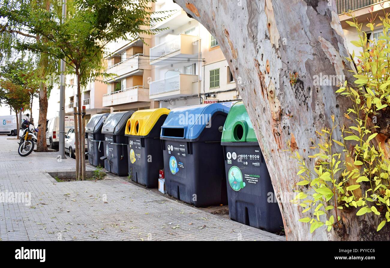 Recycling Container, Kunststoffe Papier Glas Behälter, Umwelt, Naturschutz, Palma de Mallorca, saubere Straße, bio, kein Plastik, sauber halten die Natur Stockfoto