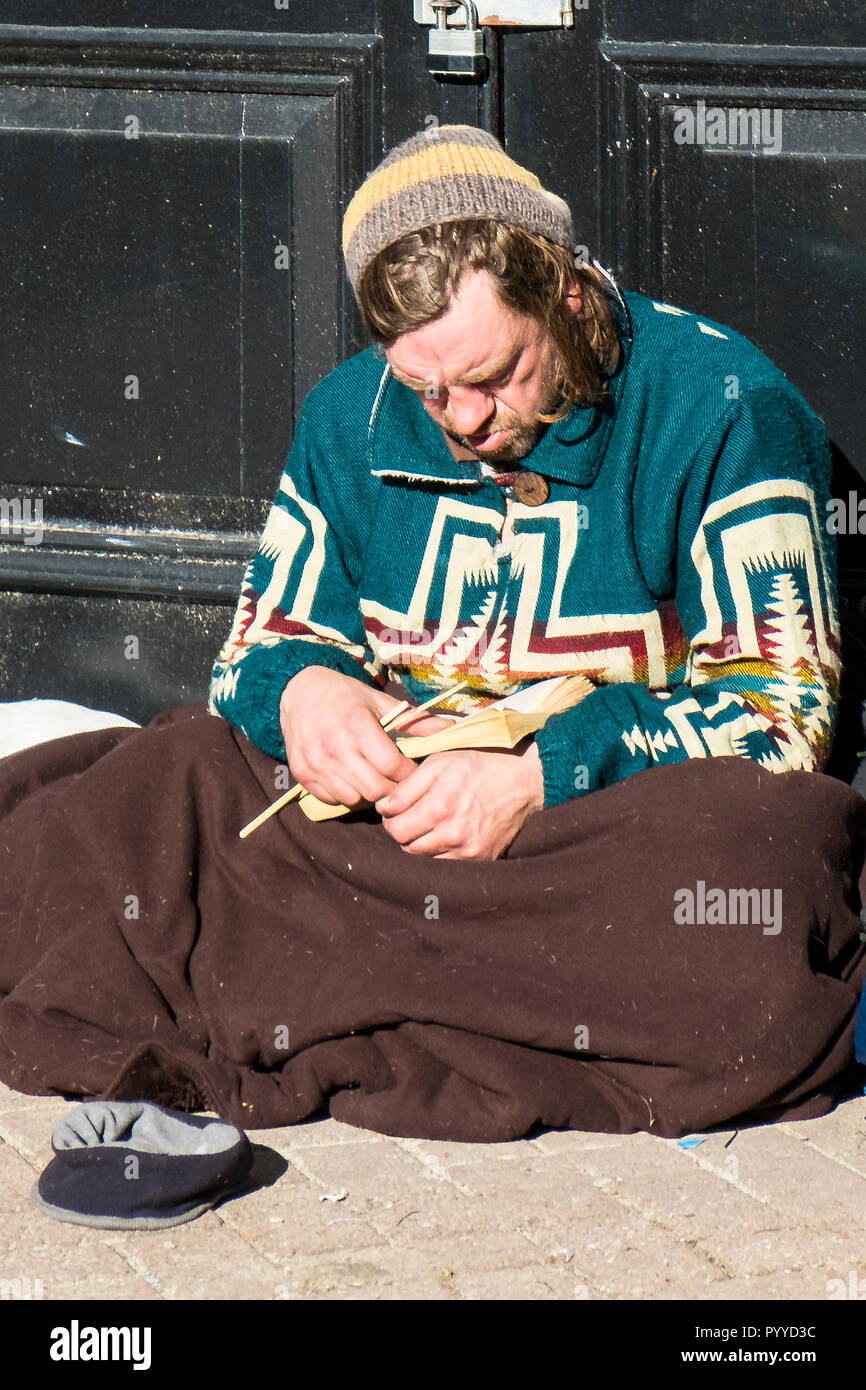 Ein obdachloser Mann in der Tür sitzen. Stockfoto