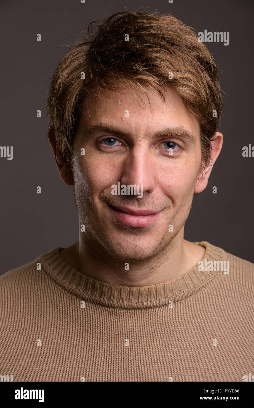 Portrait von stattlicher Mann gegen grauer Hintergrund Stockfoto