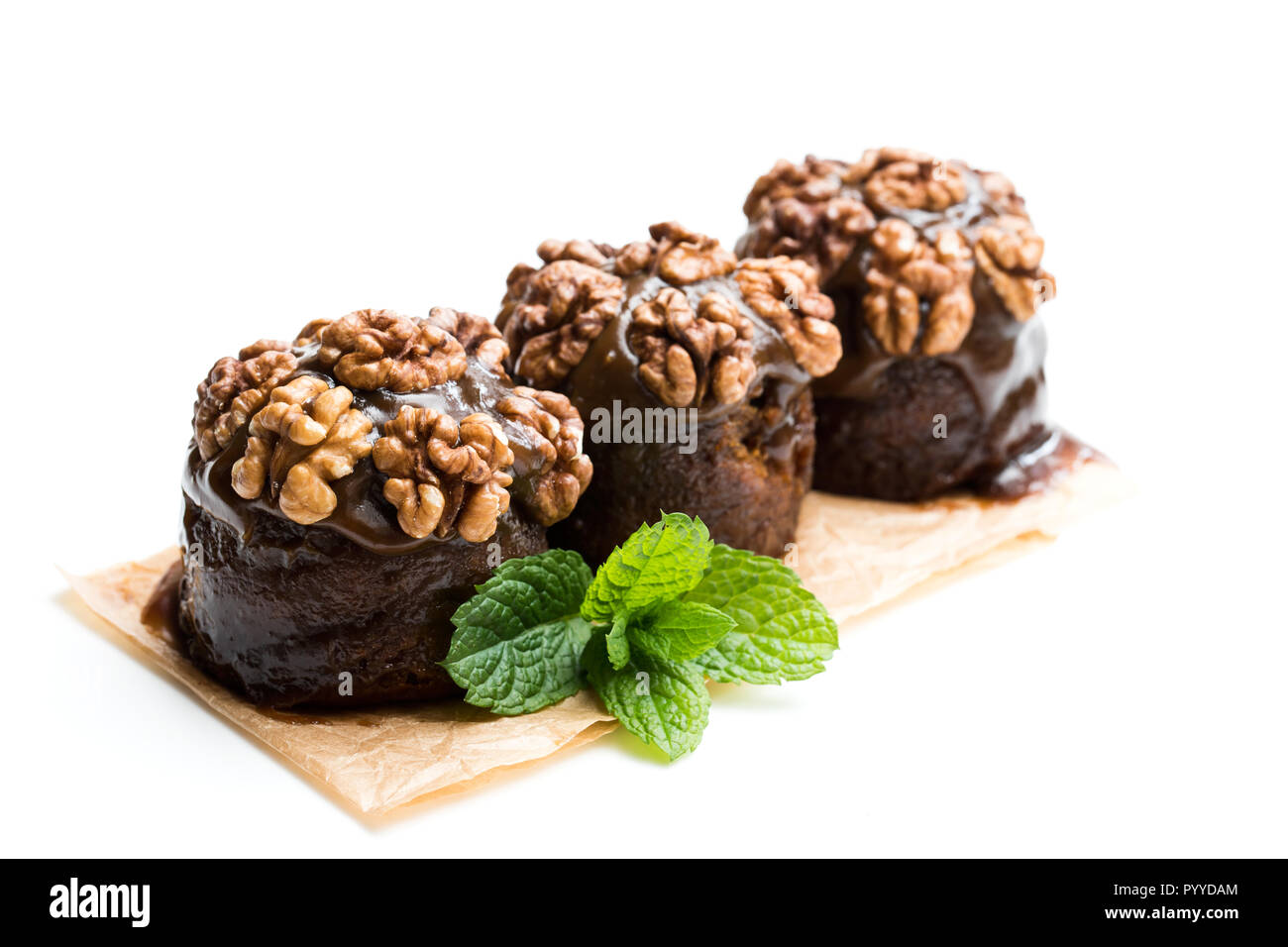 Klebrige Schokolade und walnut Pudding isoliert auf weißem Stockfoto