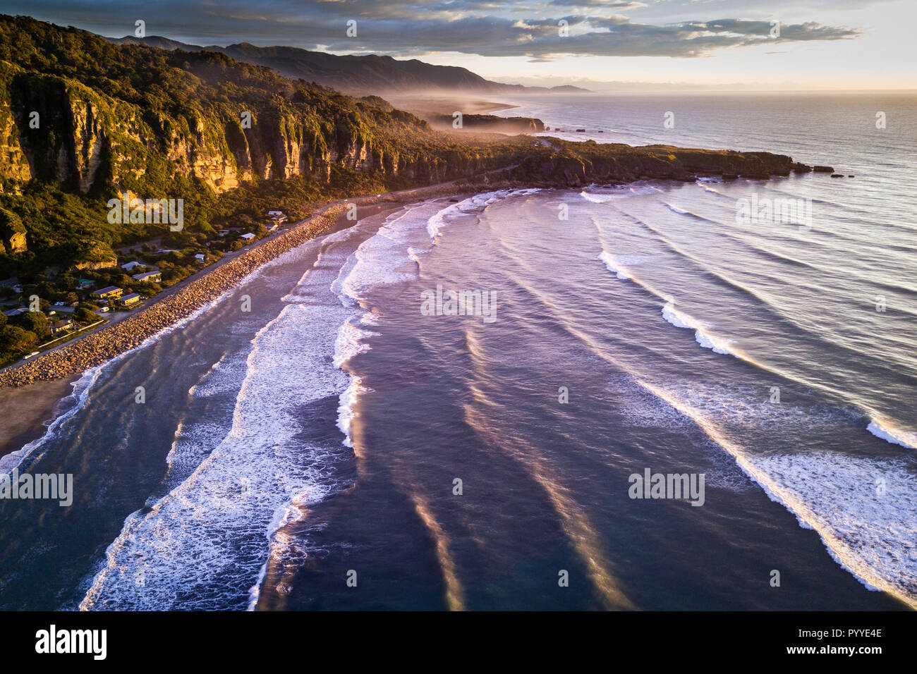 Luftaufnahme des wunderschönen Sonnenuntergangs am Punakaiki Strand in New Seeland Stockfoto