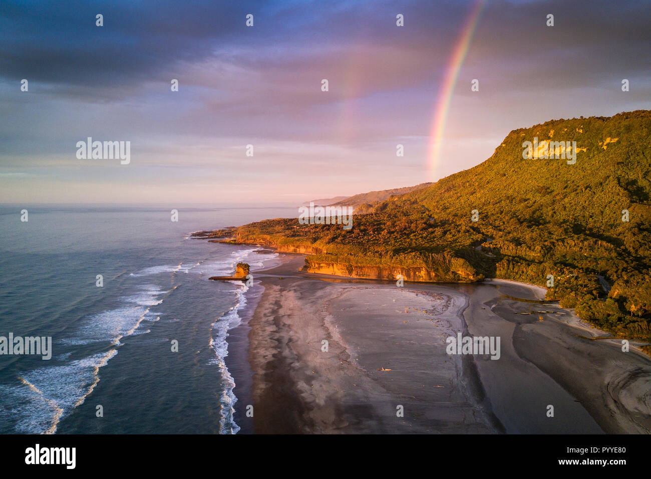 Luftaufnahme des wunderschönen Sonnenuntergangs am Punakaiki Strand in New Seeland Stockfoto